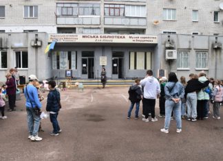 «Голоси дітей» у Бердичеві: громада вшанувала загиблих українських школярів Акція у Бердичеві