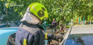 У Бердичеві дитина заблокувалася в авто: ДСНС оперативно визволила малюка Врятували дитину