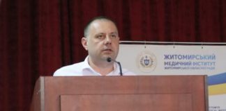 Бердичівська міська лікарня звітувала на обласній колегії: як покращують медичну допомогу в громаді Костянтин Гінгуляк звітує