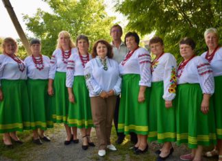 30 років Конституції України та 10 років Семенівської громади: вшанували Захисників і зібрали кошти на ЗСУ Наталія Семенюк
