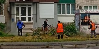 Щоденна праця комунальників Бердичева: як підтримують чистоту фонтанів, вулиць і скверів Працівники Бердичівкомунсервіс прибирають