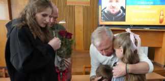 Вічна шана полеглим захисникам Бердичева: вручили посмертні відзнаки родинам героїв Родини загиблих героїв