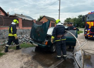 У Бердичеві під час руху загорівся легковий автомобіль: водій викликав рятувальників Пожежа двигуна авто