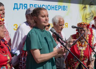 Благодійні концерти біля центрального ринку Бердичева: артисти Палацу культури постійно допомагають ЗСУ Допомога ЗСУ